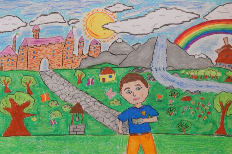 praca plastyczna, chłopiec na tle krajobrazu. W tle tęcza, budynki, przyroda
